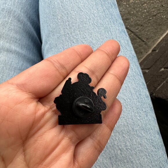 ☀️Enamel Pin You Bake My Day Octopus Baking Alloy Enamel Brooch Pink Animal☀️ - Picture 3 of 7